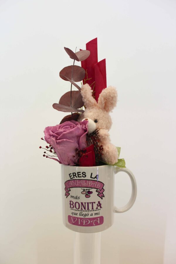 Taza con Rosa preservada y conejito